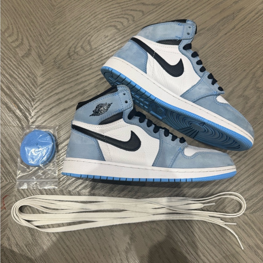 Grade School Air Jordan Retro 1  “University Blue” Sz 6.5y/8W